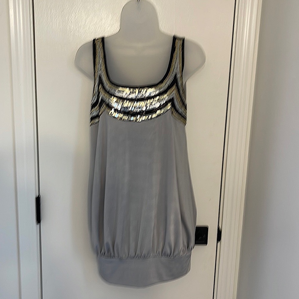 Super CUTE ✨✨💖 5th Culture grey/silver top w/ sequin embellishment. ✨
